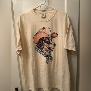 NWOT Cream Graphic T-Shirt with Cowboy Aussie Dog Design